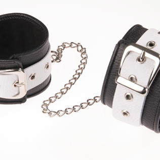 Оковы кожаные черные с белым широким ремешком, соединенные цепочкой длиной 35см 3072-13