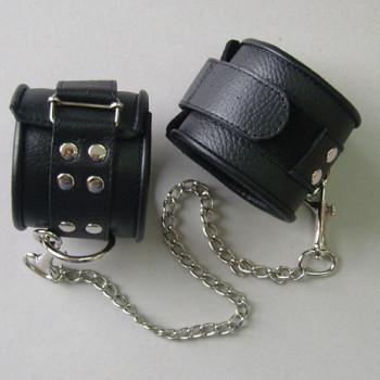 Оковы кожаные черные на липучках, соединенные цепочкой длиной 35см 3073-1