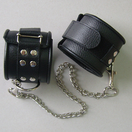 Оковы кожаные черные на липучках, соединенные цепочкой длиной 35см 3073-1