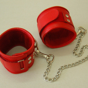 Оковы кожаные красные на липучках, соединенные цепочкой длиной 35см 3073-2