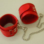 Оковы кожаные красные на липучках, соединенные цепочкой длиной 35см 3073-2