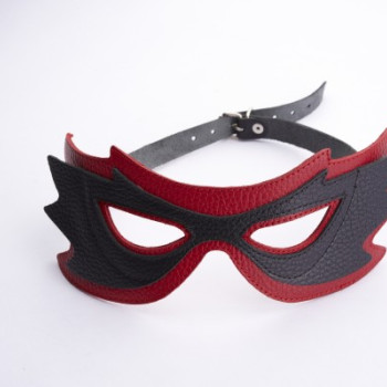 Маска на глаза с разрезами красная с черным 3085-21