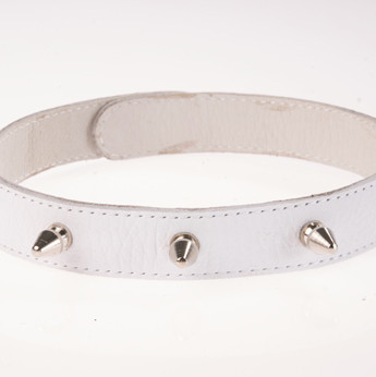 Ошейник кожаный белый шириной 20мм с шипами длиной 12мм на кнопках  3102-3