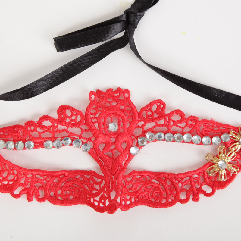 Маска пленительная тайна со стразами красная 47318-1-MM