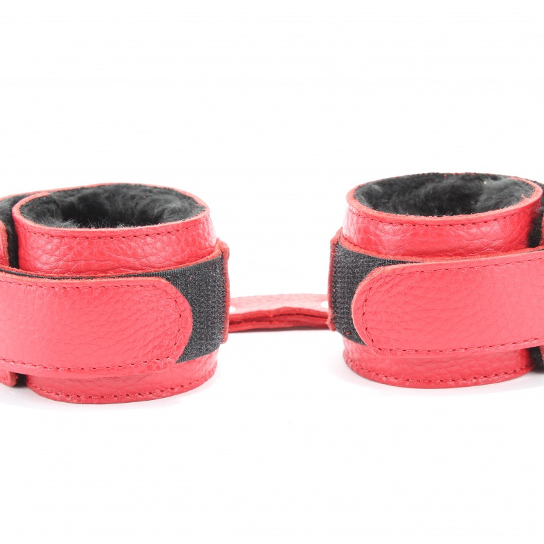 Наручники  с мехом красные 51008ars