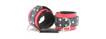 Наручники  с мехом красно-чёрные 51009ars