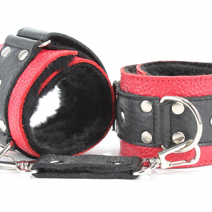 Наручники  с мехом красно-чёрные 51009ars