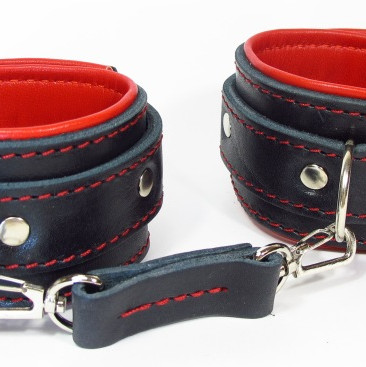 Оковы на руки с красным подкладом 51020ars