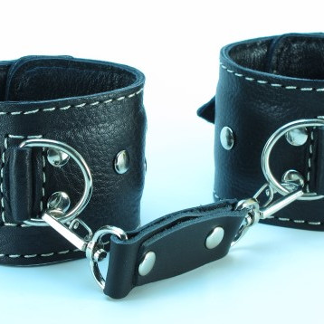 Кожаные наручники черные 51022ars