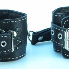 Кожаные наручники черные 51022ars