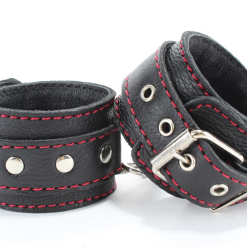 Оковы на ноги с красной строчкой 56012ars