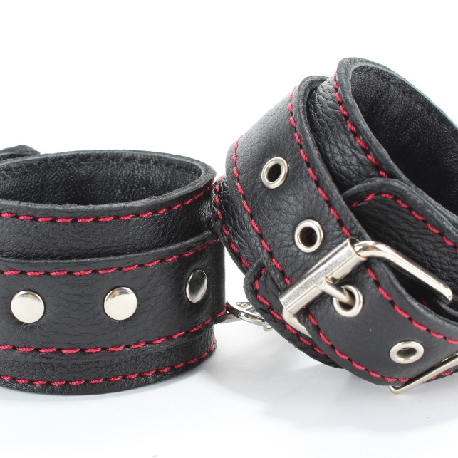 Оковы на ноги с красной строчкой 56012ars