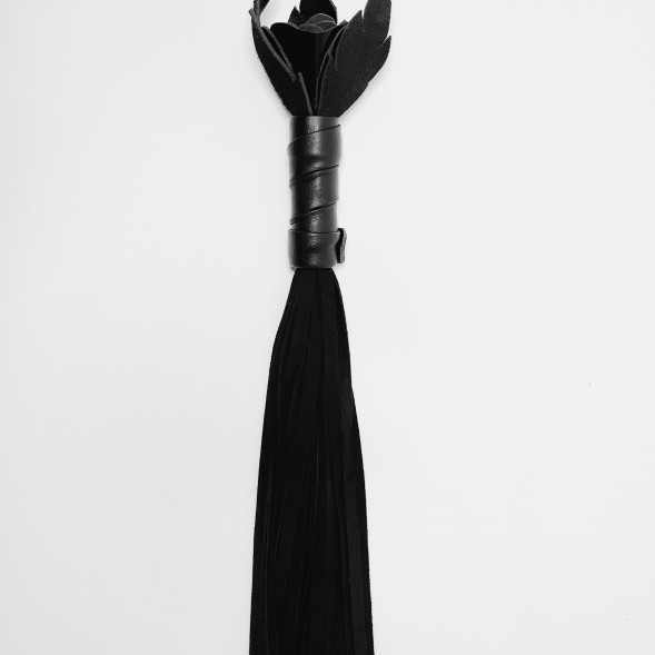 Плеть Чёрная Роза Лаковая с Замшевыми Хвостами 40 см. 54070ars
