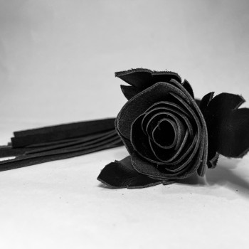 Плеть Чёрная Роза Лаковая с Кожаными Хвостами 40 см. 54073ars